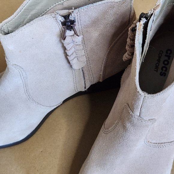 Crocs Leigh Wedge Bootie Size 7.5 Taupe - Picture 6 of 8